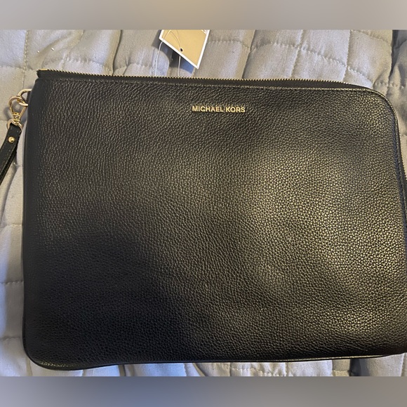 Michael Kors Mercer LG Tech Zip Clutch Black - Picture 4 of 4